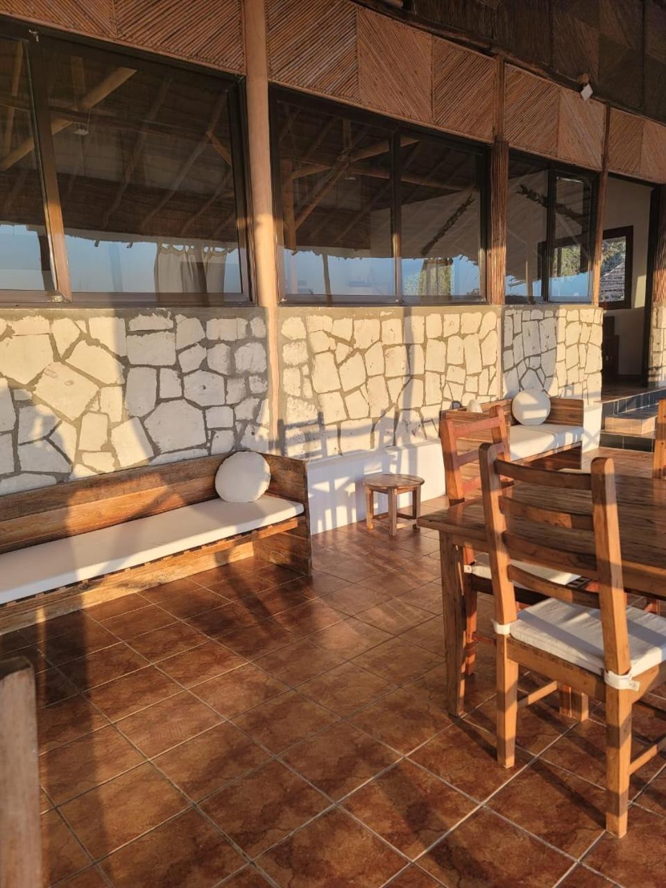 Shangri-La Lodge Ambatomilo Buitenkant foto